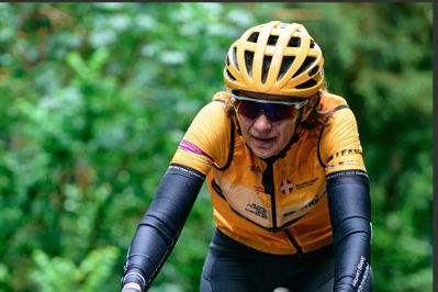 Torsdag fylder Solvejg Lauridsen 60 år. Og meget tyder på, at hun stadig har mange kilometer tilbage i benene. Og heldigvis for det. For den tidligere filialchef med bopæl i Sdr. Felding cykler stadig med i Team Rynkeby.