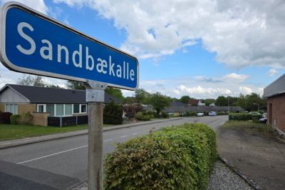 Tirsdag er der i Videbæk fundet varmt kloakvand i en kloakledning på Sandbækallé. Det var direktør Jan Grarup selv, der ved et tilfælde selv fandt det, han regner med, er den store lækage i fjernvarmenettet i Videbæk