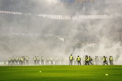 Politiet måtte talstærkt indtage banen i Brøndby i derbyet i oktober 2024.