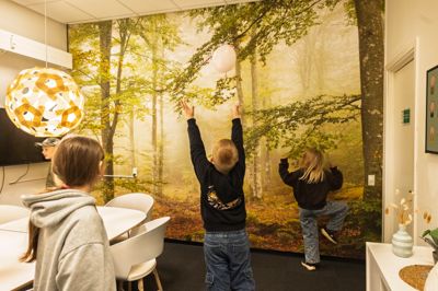 En del af pengene til Frivilligcenter Herning er gået til at få indrettet nogle rum, der giver trygge rammer. Her kan børn og unge føre samtaler om sorg eller andre svære ting i deres liv.