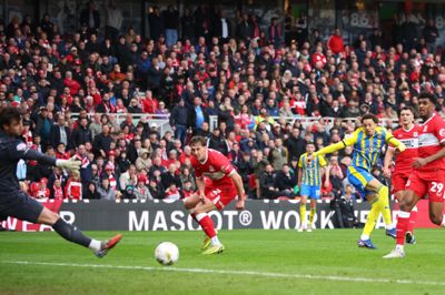 Southampton vandt 2-1 efter forlænget spilletid i de to semifinaleopgør mod Middlesbrough. Men en spionsag koster nu klubben finalepladsen. De tabende finalister fra Middlesbrough skal i stedet spille en kamp med milliarder på spil mod Hull City.
