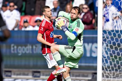 Silkeborg IF's førstemålmand, Nicolai Larsen, vidste allerede før sæsonstarten, at han ikke skulle blive i SIF. Fremtiden er i Vejle Boldklub, men alligevel stod han fremragende i kvalifikationsspillet.