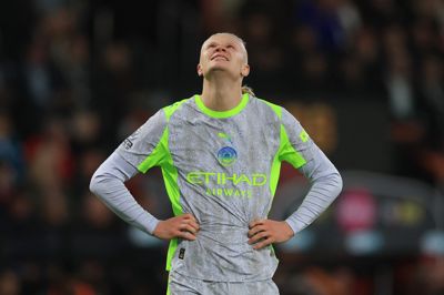Erling Haaland udlignede i slutminutterne, men det var for sent. Manchester City satte point til i Bournemouth og sendte mesterskabet til Arsenal.