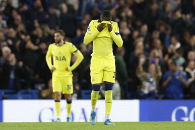 Tottenham kunne tirsdag sikre overlevelse i Premier League, men tabte 1-2 på Stamford Bridge.