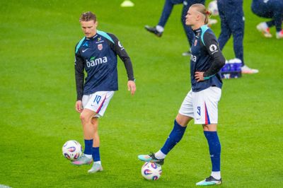 Martin Ødegaard (til venstre) og Erling Braut Haaland er holdkammerater på det norske landshold. På klubplan er de rivaler. Tirsdag sikrede Martin Ødegaard og resten af Arsenals mandskab sig det engelske mesterskab, da Haaland og Manchester City snublede mod Bournemouth.