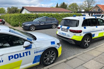 Stribevis af politibiler var tirsdag formiddag samlet på Fruehøjvej, hvor en ukendt person smed og sprængte en håndgranat på en altan.