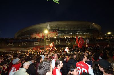 Arsenalfans samledes i sidste uge foran Emirates Stadium i Nordlondon for at fejre klubbens første mesterskab i 22 år - en titel, Thomas Grønnemark har haft en finger med i spillet omkring.