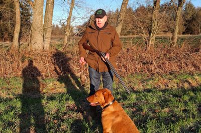 Harry Vilken Jensen - her med labradoren Lunte - var en dygtig og respekteret jæger, der var godt selskab for dem, der gik på jagt med ham.