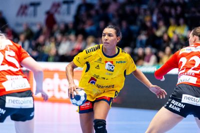 Jamina Roberts (i.m.) og Ikast-kvinderne er tvunget til at vinde aftenens semifinale mod Team Esbjerg. Ellers venter der igen bronzekampe for Ikast-klubben, der i øvrigt har vundet DM-bronzemedaljer i fire af de seneste fem sæsoner.