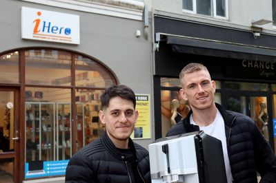 Izzet Yilmaz (tv) og Andreas Holmgård, indehaver af iHero, har lukket deres øvrige butikker og koncentrerer sig nu om Silkeborg. - Det var her, vi startede, så det føles rigtig. Og ved at koncentrere vores kræfter lokalt, kan vi også yde en endnu bedre service og tage nye initiativer, siger Andreas Holmgaard. De to forretningspartnere har netop udvidet deres markedet til også at omfatte reparation og service af espressomaskiner.