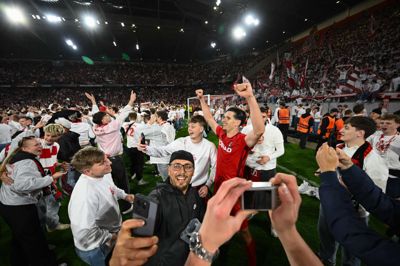 Freiburgs angriber Igor Matanovic fejrer 3-1-sejren over Braga og finalepladsen i Europa League med klubbens fans.