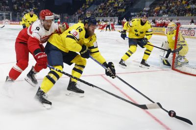 Frederik Storm (i rød trøje) er i gang med karrierens 14. VM for Danmark. Her er han i nærkamp mod Mattias Ekholm i søndagens kamp mod Sverige.