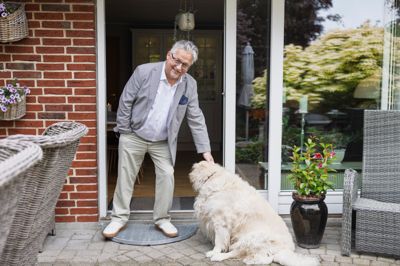 Ole Tilsted driver virksomheden fra hjemmet i Gellerup, og det synes husets otte-årige golden retriever Molly er rigtig hyggeligt.