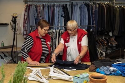 Formand i Røde Kors Ikast, Margit Lysgaard, (t.v.) og Alice Jørgensen gik med mediehuset på en lille leg, hvor Alice Jørgensen skulle finde tre genstande i butikken, som hver især symboliserer noget i hendes liv. Det blev til en fin rejse på butikkens jubilæumsdag.