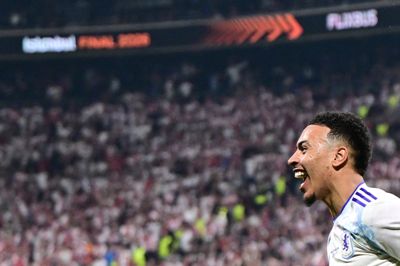 Aston Villas offensive midtbanespiller Morgan Rogers scorede det sidste mål i 3-0-sejren over Freiburg i Europa League-finalen.