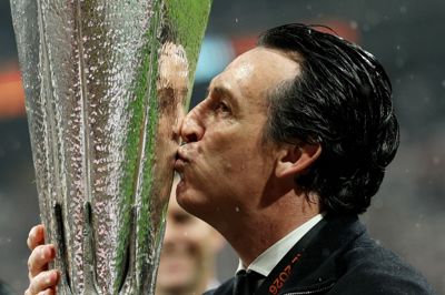 Unai Emery kysser Europa League-trofæet efter onsdagens finalesejr over tyske Freiburg.