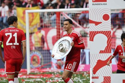 Jamal Musiala (med nummer 10) vandt det tyske mesterskab sammen med holdkammeraterne i Bayern München.