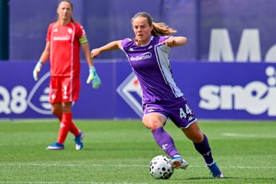 Emma Færge har spillet tre sæsoner i Fiorentina, og nu har den 25-årige forsvarsspiller fra Videbæk skrevet under på en ny toårig kontrakt med klubben.