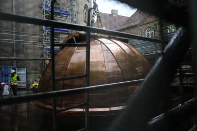 Rundetårns kuppel er gennem flere måneder blevet restaureret. Torsdag den 21. maj 2026 er den hejst på plads på Købmagergade i København.
