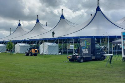 Torsdag over middag var det store telt næsten på plads til åbningen af årets kristne Å-Festival i Sdr. Felding.