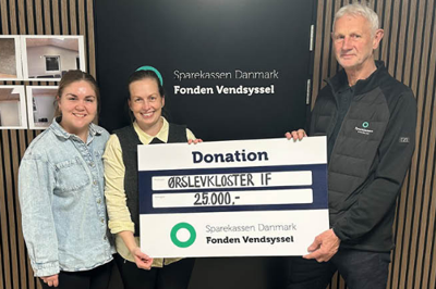 Niels Åge Markussen fra Sparekassen Danmark overrækker donationen på 25.000 kroner til Marianne Løvig Holst og Marie Plougmand Rasmussen fra bestyrelsen i Ørslevkloster Idrætsforening.