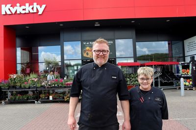 - Vi er da alle meget stolte over at være kommet i top tre. Det er der ikke mange supermarkeder og butikker, der kommer til at opleve, siger slagtermester i Kvickly Silkeborg, Carsten Simonsen. Her sammen med Annie Egelund, leder af delikatesseafdelingen samme sted. Kvickly Silkeborg er indstillet til »Slagter og Delikatesseprisen 2026« i kategorien Supermarked og Hypermarked.