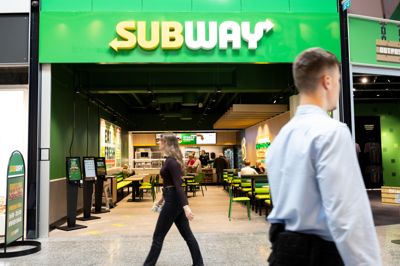 Torsdag eftermiddag kiggede de første gæster indenfor hos Subway, der officielt åbner for salget af sandwicher i Herning Centret fredag.