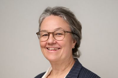 Elisabeth Toft Rasmussen er fra Salten og har stadig en stor berøringsflade på Silkeborg-egnen. Hendes mor bor i Them og en søster i Silkeborg. Interessen for frivilligt arbejde og fængselsverdenen fik hun allerede som barn fra sin far.