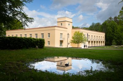 Tårnet er en del af Kunstcentret Silkeborg Bads profil. Det blev opført i 1917 i forbindelse med en udvidelse af kurbadet, hvor der blev bygget to nye fløje på Kurbygningen. Siden 1983 har der ikke været adgang til tårnet for publikum.