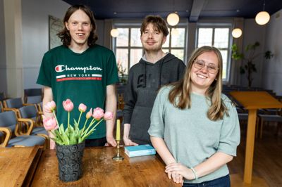 Både Hjalte Ralfs (t.v.), Christian Ole Madsen og Rikke Kaastrup oplever, at de vokser som mennesker af at gå på Brande Højskole.