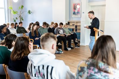 Hver morgen mødes eleverne på Brande Højskole til morgensamling klokken 08.10. Og der er altid gang i Højskolesangbogen.