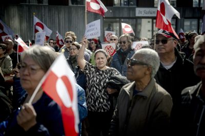 Flere end 100 grønlændere går i demonstration foran det nye amerikanske konsulat i Nuuk. - USA go home, bliver der ifølge KNR råbt af demonstranterne.