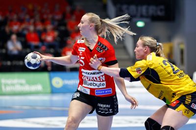 Henny Reistad (t.v.) og Team Esbjerg tog finalebilletten og endnu en sejr over Ane Høgseth og Ikast Håndbold, der må nøjes med bronzekampe.