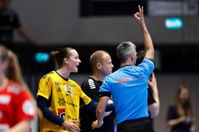 Torsdag blev en tung aften for Ikast Håndbold, der atter tabte til Team Esbjerg. Her får stregspilleren Karen Klokker (t.v.) annulleret et mål og tildeles i stedet en udvisning af dommer Kim Borup.