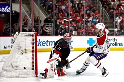 Montreal Canadiens scorer på Carolina Hurricanes danske målmand, Frederik Andersen, i tredje periode i den første semifinale mellem de to hold.