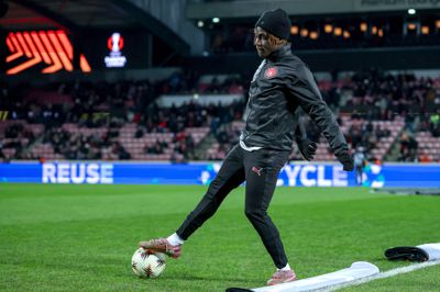 Alamara Djabi blev 19. april stukket ned med kniv i Hernings natteliv, men har det nu godt igen. Her ses han varme op før Europa League-opgøret mod Dinamo Zagreb i slutningen af januar, hvor han sad på udskiftningsbænken for FC Midtjylland.