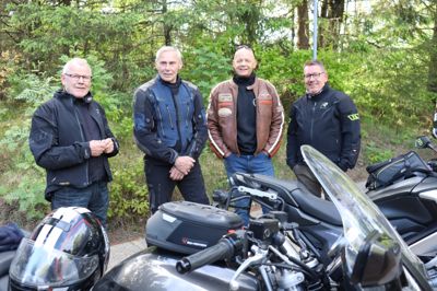 Der er altid tid til en hyggelig sludder, inden medlemmerne af Brande MC Hedetourerne sætter sig på motorcyklerne.