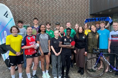 De frivillige, der mandag skal stille op til løb sammen med H.K.H. kronprins Christian, er her samlet ved rådhuset i Ringkøbing. På fotoet ses: Faster Badminton klub: Jens Bilberg. Gul Stue: Nanna Levinsen. KFUM-spejderne i Tarm Gruppe: Agnes Risbøl Hansen. Torsted Sogneforening: Anna Julie Lund Christensen. Ringkøbing Svømmeklub: Marius Aaen. Hvide Sande KFUM Håndbold: Trine Mose Sørensen. Borris IF og Borris GUF: Olivia Egwodo. Rk. Mølle Håndbold: Sara Holm Bollerup. Faster Boldklub og Gymnastikforening: Aske Bang Mikkelsen. Schæferhunde klubben, Ølstrup: Kathrine Brogaard. Holmsland Skytteforening: Rosa Jørgensen. Tim GIF: Viktor Brixen. Ringkøbing Cykelklub: Malte Brink. Dejbjerg Golfklub: Andreas Vesterby. Ringkøbing Surfklub: Jesper Jensen. Ølstrup Jagtforening: Ester Østergaard. Rindum SU: Adam Florent Kastner. Skjern GF Håndbold: Martin Lauridsen.