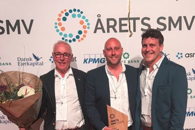 Nicolas Anneberg med det synlige bevis på titlen som »Årets SMV-direktør«. Han er flankeret af sin far, Ove Kristensen, og Alexander Andreasen. Det er de tre indehavere af Spjald Entreprenørforretning.