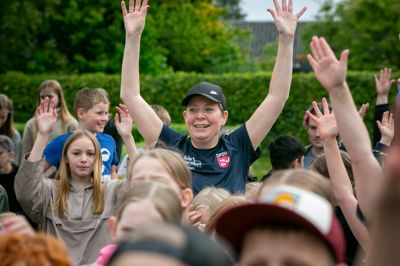 Birgitte Pilgaard, pædagogisk leder ved Løgstrup Skole, havde med god grund hænderne i vejret, da skolens børn løb godt 50.000 kroner ind til Børnelungefonden og Børnecancerfonden i skolens årlige motionsløb.
