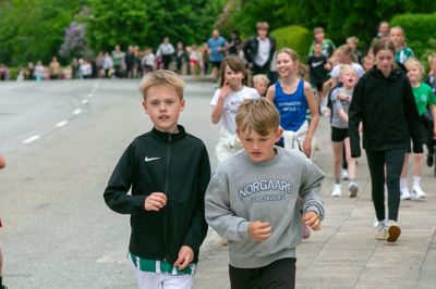 Løgstrup Skoles børn fik tilslutning af den ældste gruppe børnehavebørn, da op imod 400 deltagere fredag løb en times sponsormotionsløb til fordel for Børnelungefonden og Børnecancerfonden.