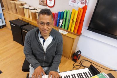 Musiklærer Jerry Vergara har samlet foreløbigt 40 elever fra Vildbjerg Skole til at optræde ved Musik i Lunden.