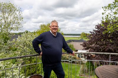 Mikael Würtz er født og opvokset i Engesvang, og han er glad for, at han har udsigt til den smukke Bøllingsø, der anes i baggrunden.