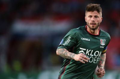 På nær en enkelt afstikker til italienske Genoa tilbragte Lasse Schöne, der 27. maj fylder 40 år, hele karrieren i hollandsk fodbold. I 2025 spillede han sin sidste kamp på topplan.