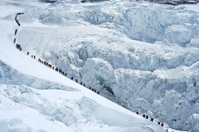 Bjergbestigere stod mandag i kø for at bestige verdens højeste bjerg, Mount Everest.