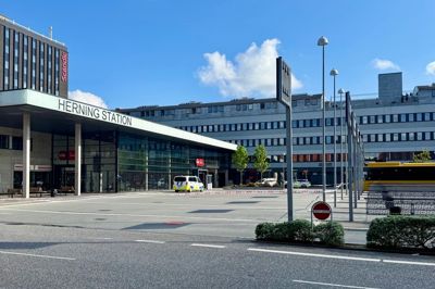 En 16-årig efterskoleelev blev fredag aften evakueret fra et tog på banegården i Herning.