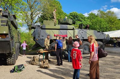 Der var masser at se på inden kampstart. På pladsen foran Silkeborg KFUM præsenterede Ingeniørregimentet i Skive to Piranha pansrede mandskabsvogne.