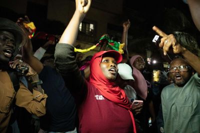 Tilhængere af Ousmane Sonko ses fredag samlet foran hans hjem i hovedstaden Dakar for at protestere mod afskedigelsen af ham som Senegals premierminister. Han er blevet afsat af præsidenten.