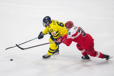 Morten Poulsen er i gang med karrierens 14. VM-turnering. Her er han i nærkamp med det svenske stortalent Viggo Björck.