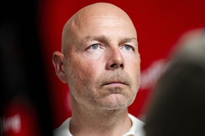 Brian Riemer overvejer at ændre på det taktiske udtryk på midtbanen på det danske fodboldlandshold, og det kan give en type som Jens Stage chancen.